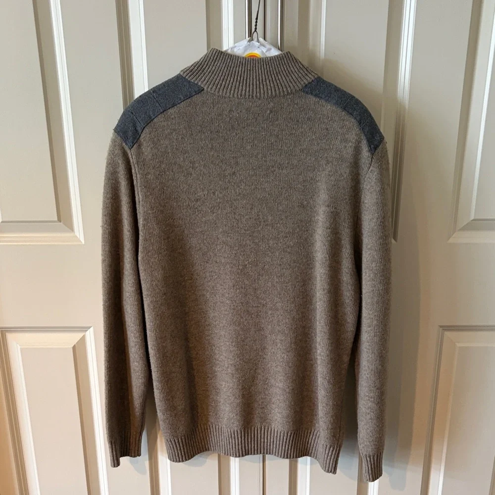 Vineyard Vines Men’s Merino Wool Sweater – Felt Shoulder Patch Detail Tan/Gray L
